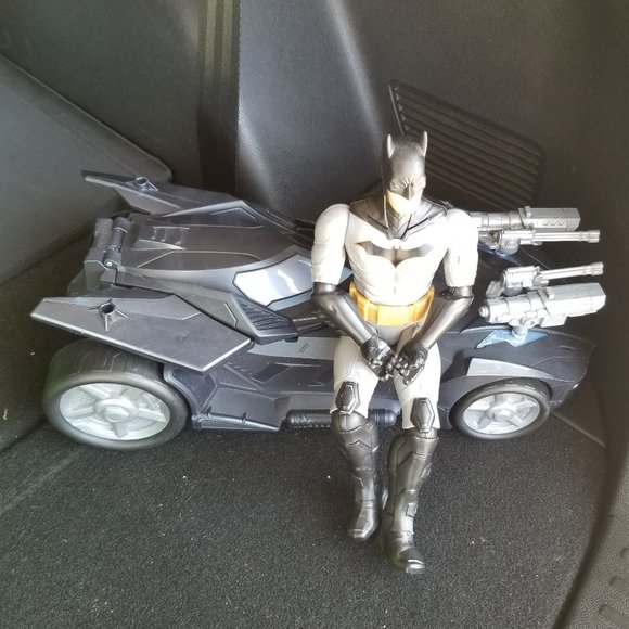12" Batman with Batmobile and accessories - Picture 7 of 8